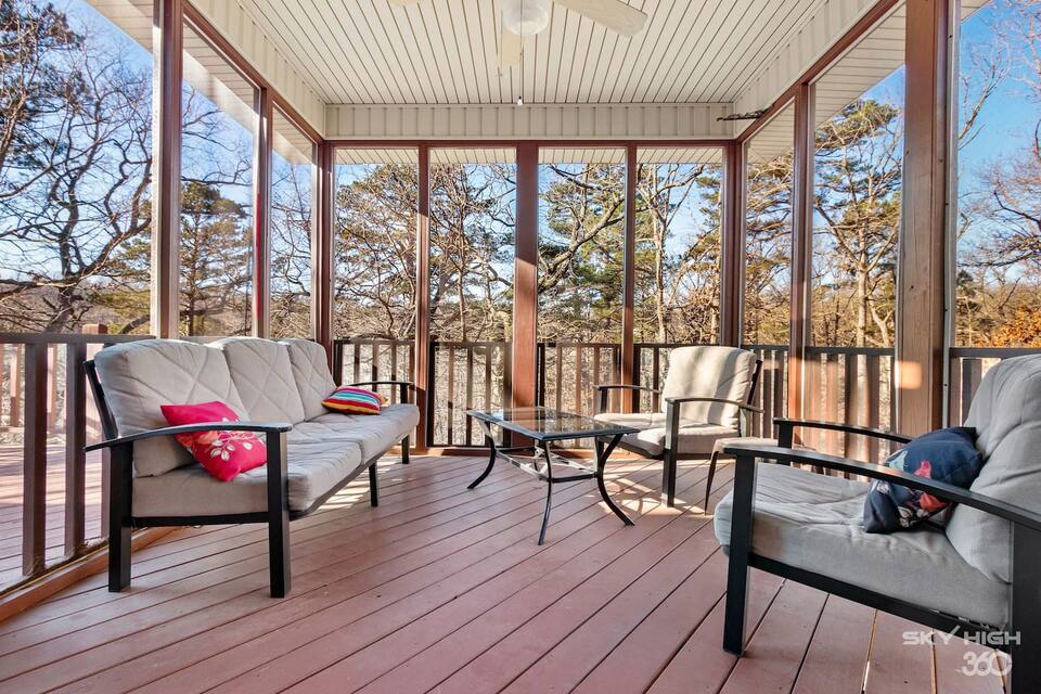 12 Seductively Serene Screened Porch Ideas