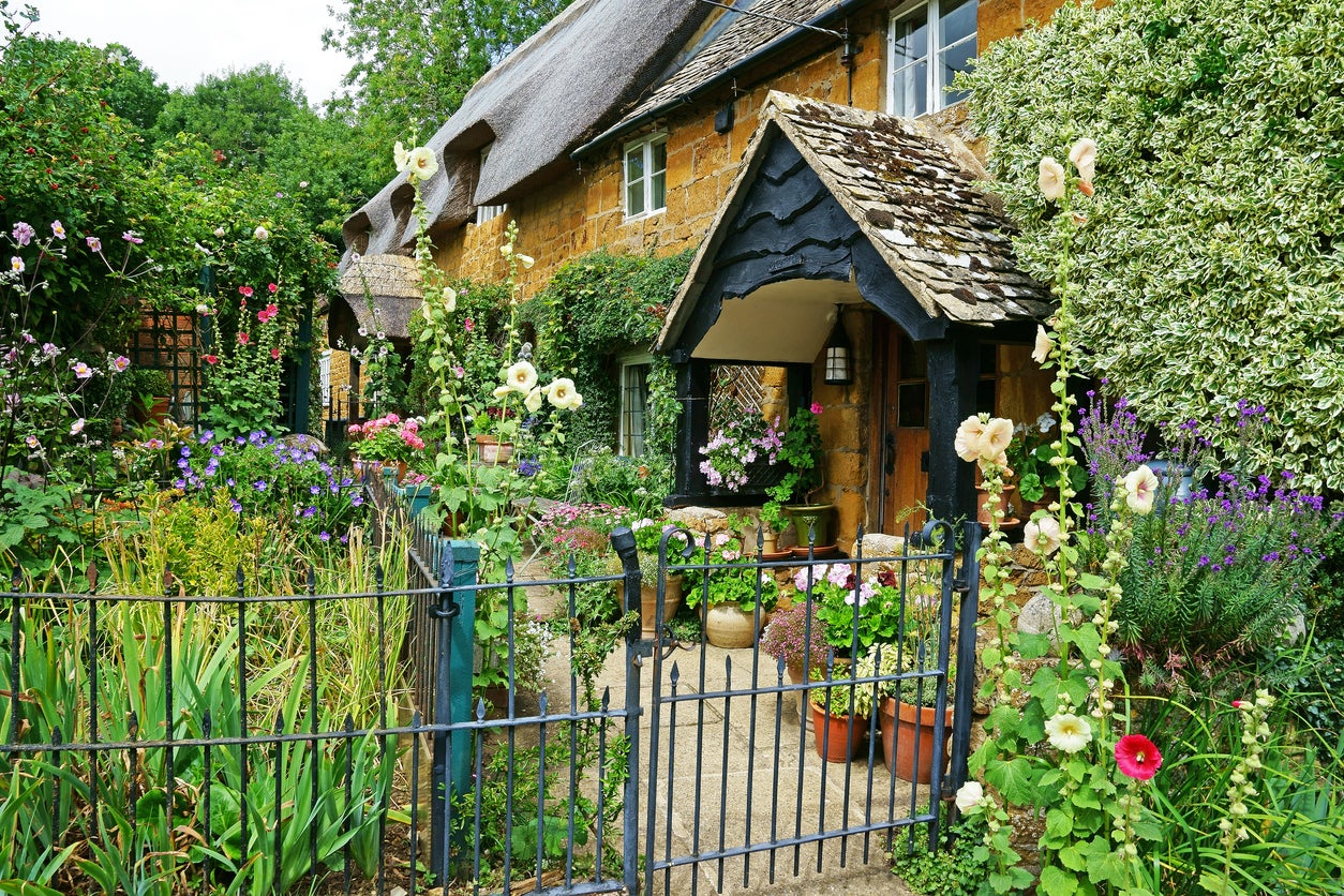 11 Florals That Will Give Your Garden an English Cottage Feel