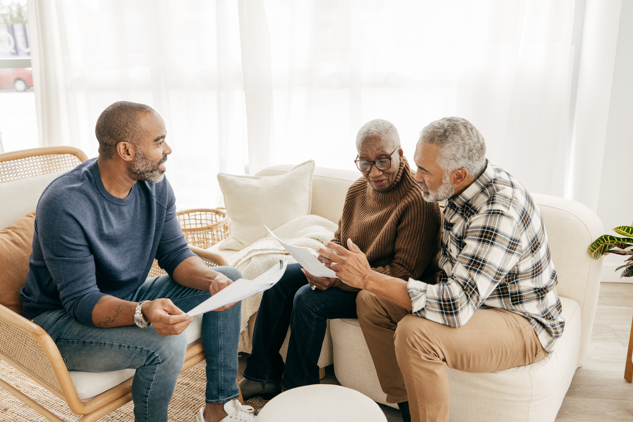 iStock-1352163252 communauté planifiée parents âgés parlant à leur enfant