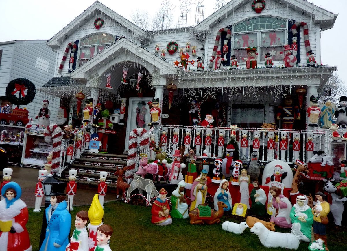 15 Times Outdoor X-Mas Decorations Went Too Far