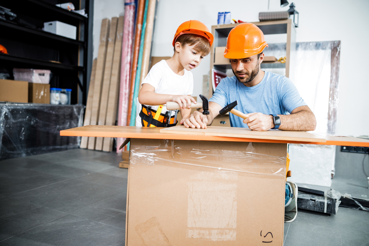 cours d'atelier pour enfants papa et fils travaillant le bois