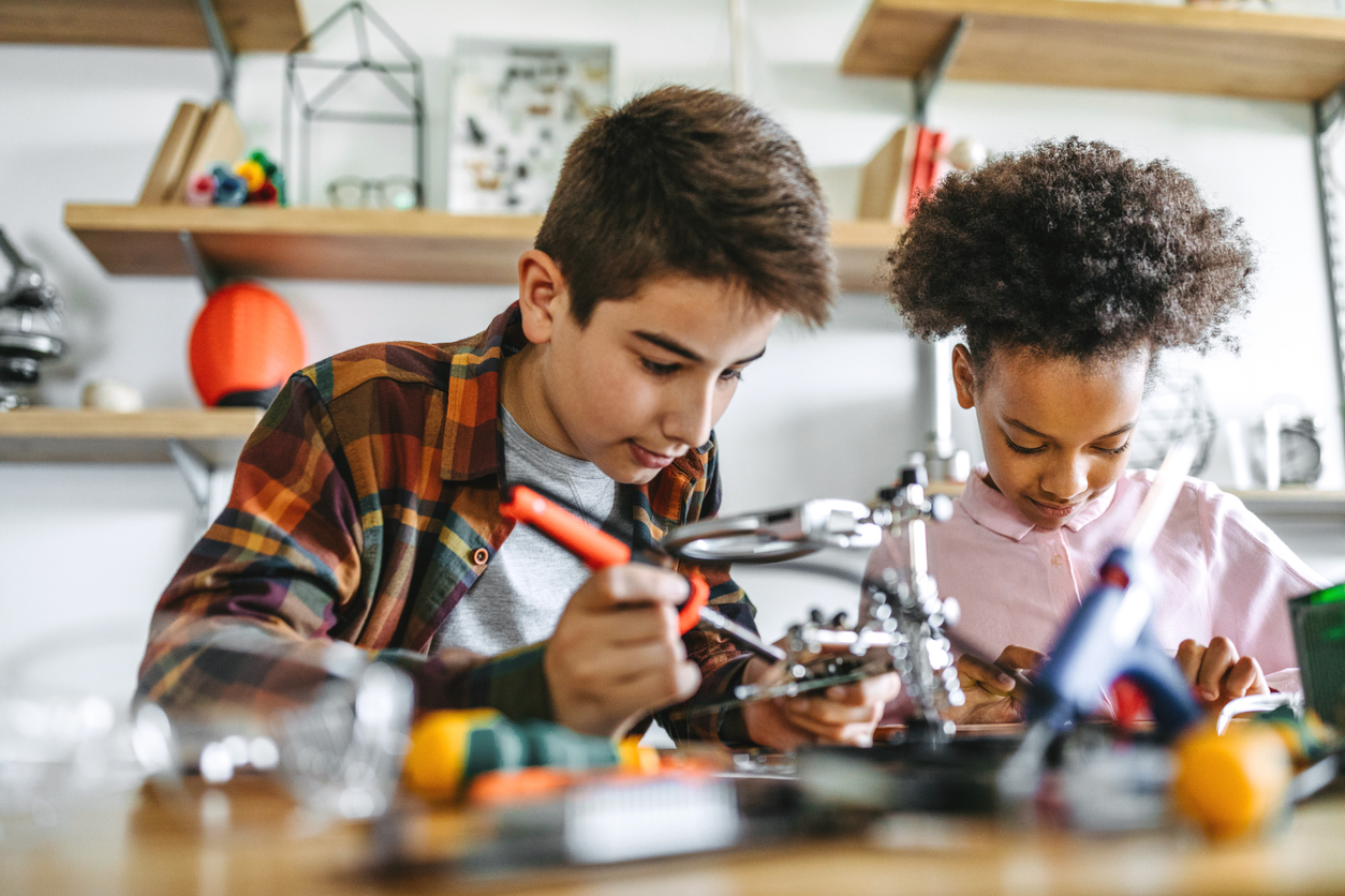 cours d'atelier pour enfants cours de métallurgie pour enfants