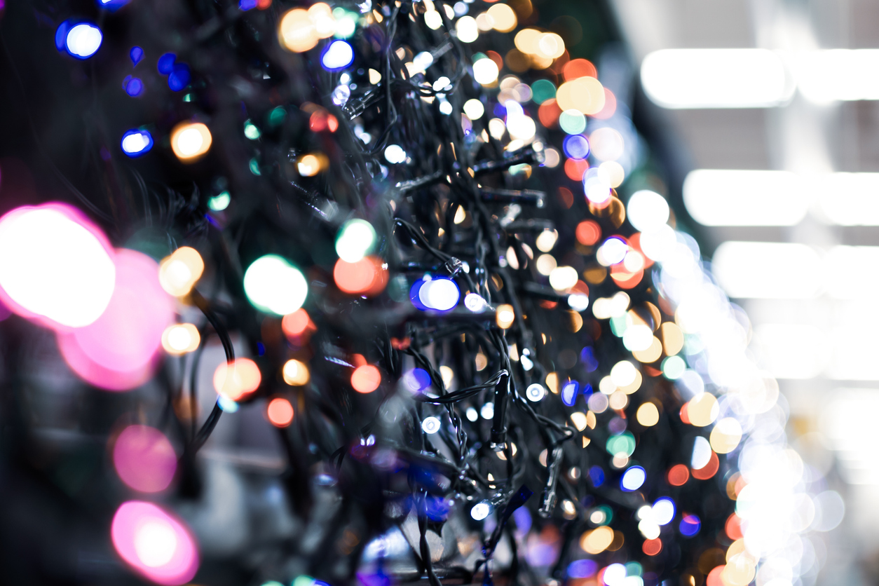 Vue rapprochée des guirlandes lumineuses de Noël dans le supermarché.