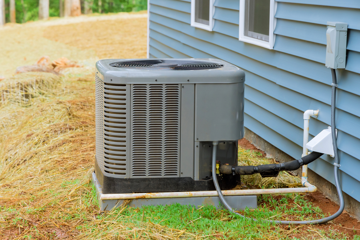 climatiseur à l'extérieur derrière la maison