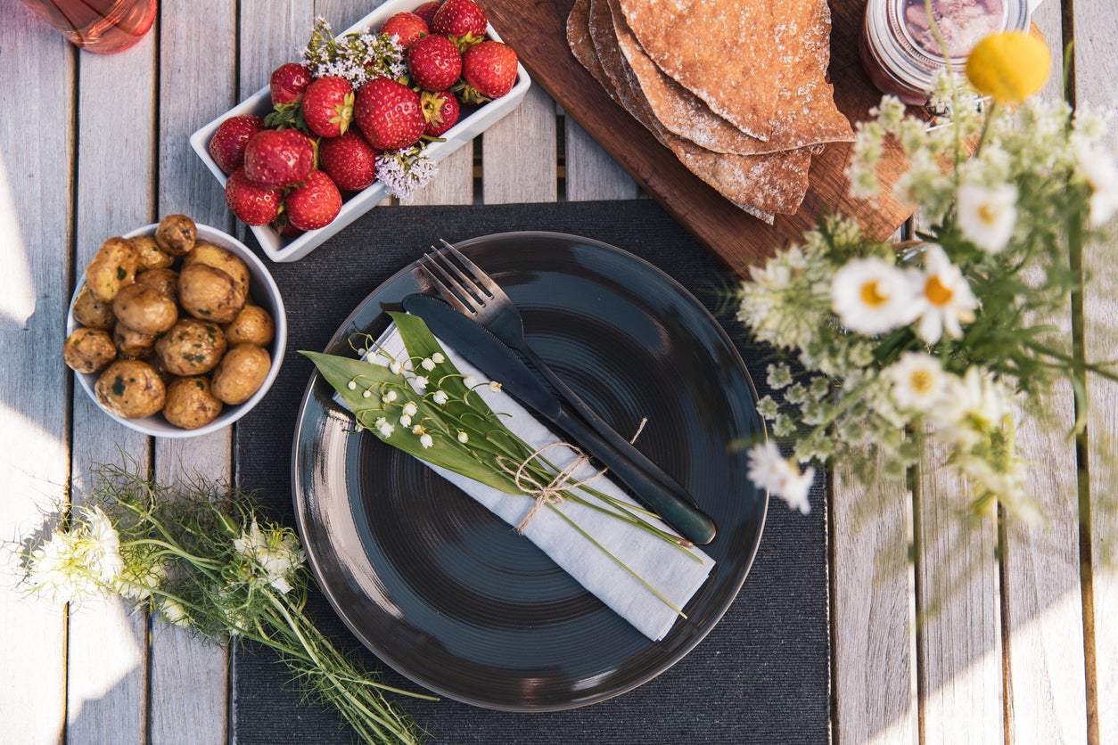 15 Outdoor Entertaining Tips for Stress-Free Summer Hosting