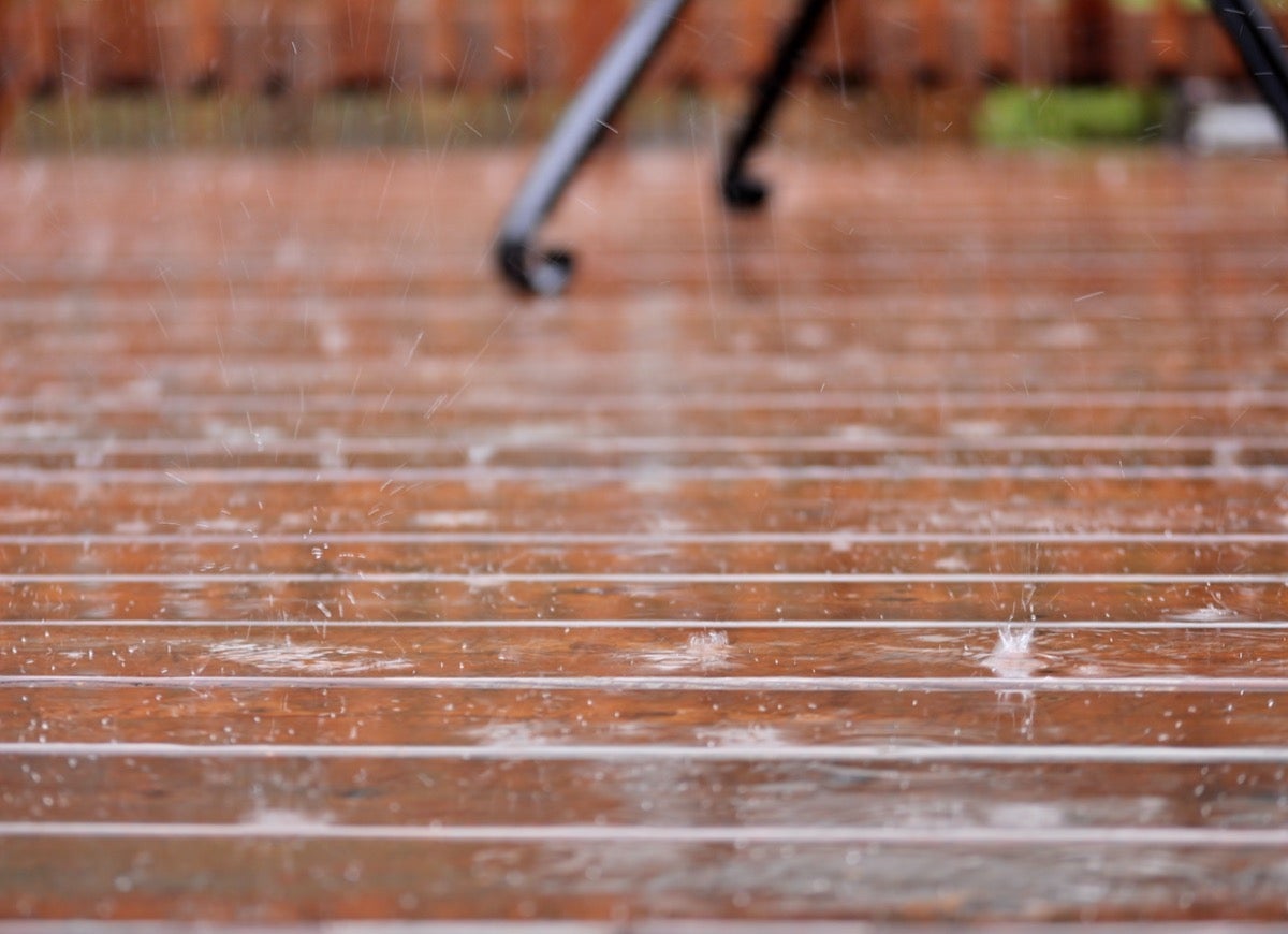 8 erreurs de teinture de terrasse que font la plupart des bricoleurs