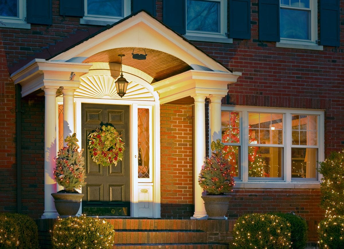 12 Easy Ways to Create Curb Appeal in Winter