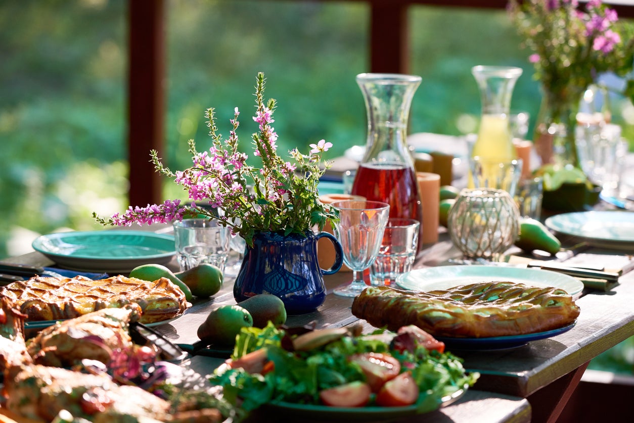 15 Outdoor Entertaining Tips for Stress-Free Summer Hosting