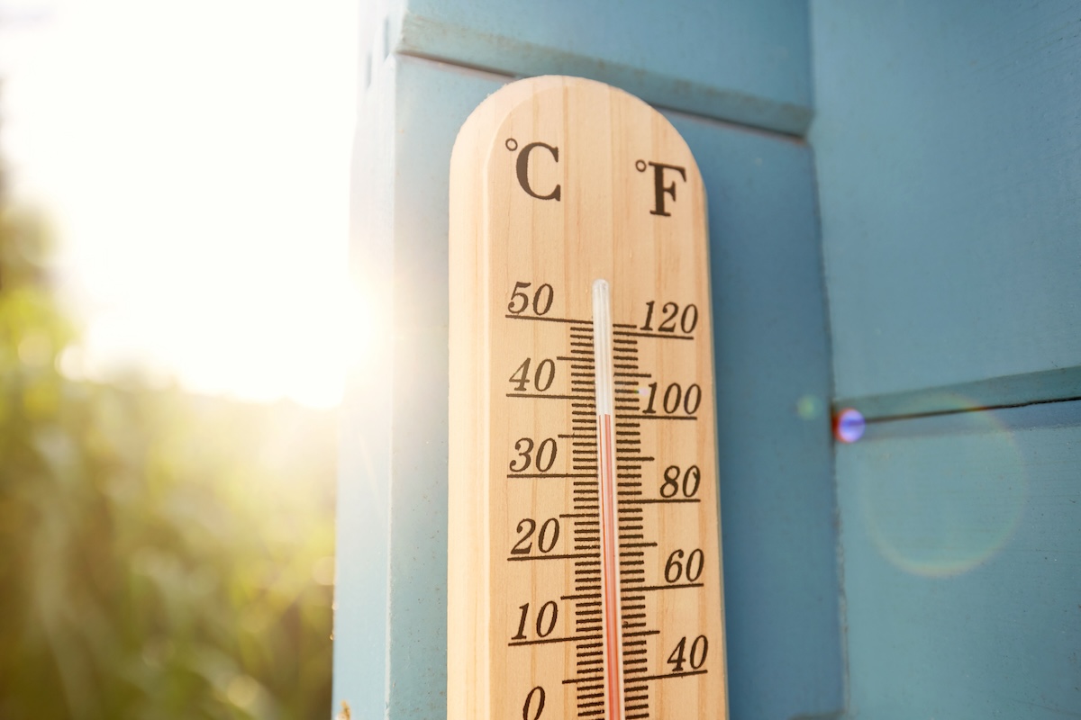 Un thermomètre domestique par une chaude journée de l'été.