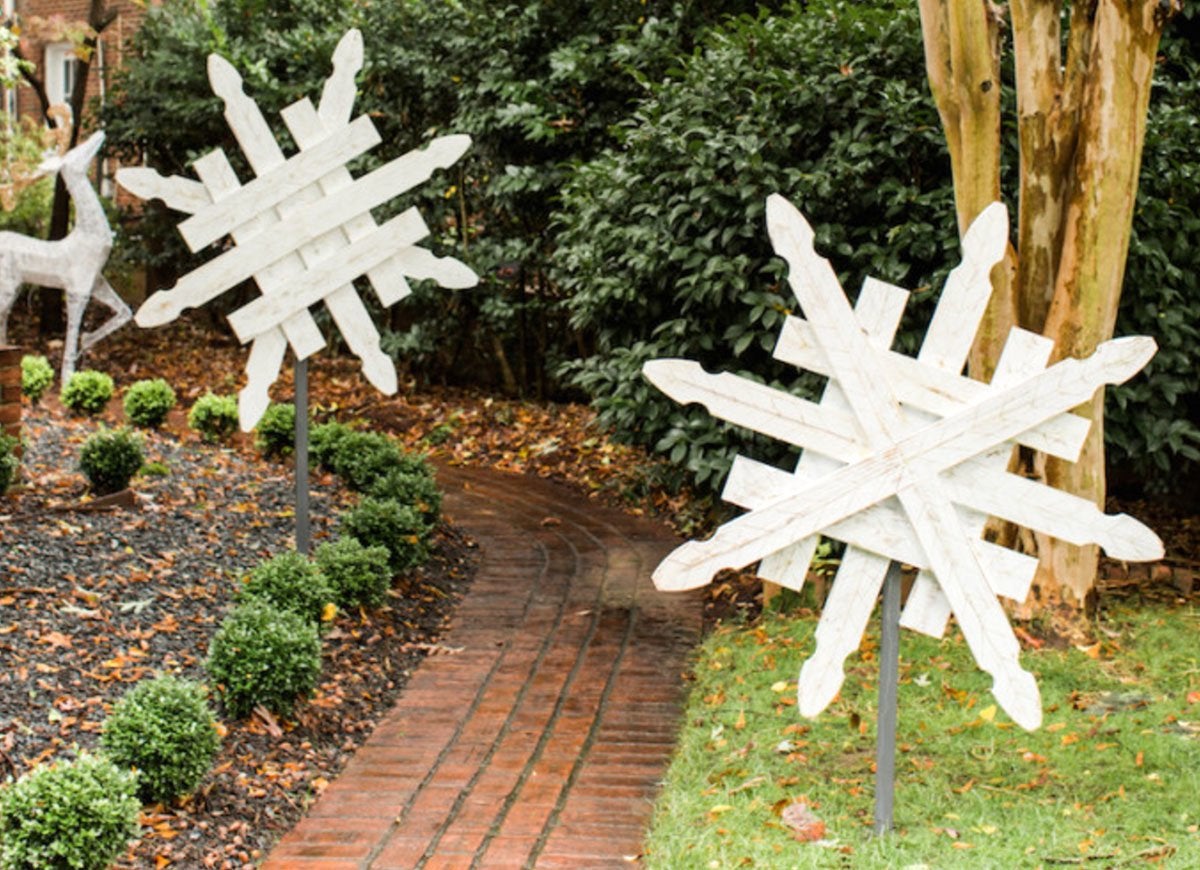 12 Easy Ways to Create Curb Appeal in Winter