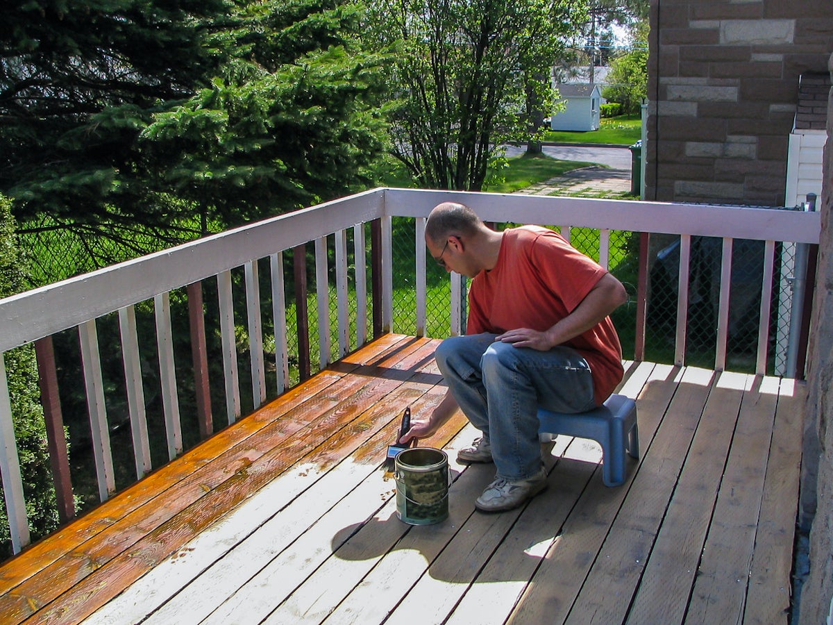 8 erreurs de teinture de terrasse que font la plupart des bricoleurs