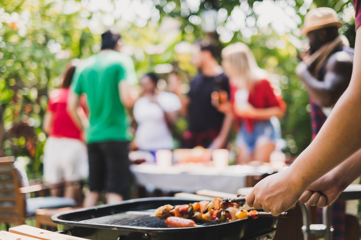 15 Outdoor Entertaining Tips for Stress-Free Summer Hosting