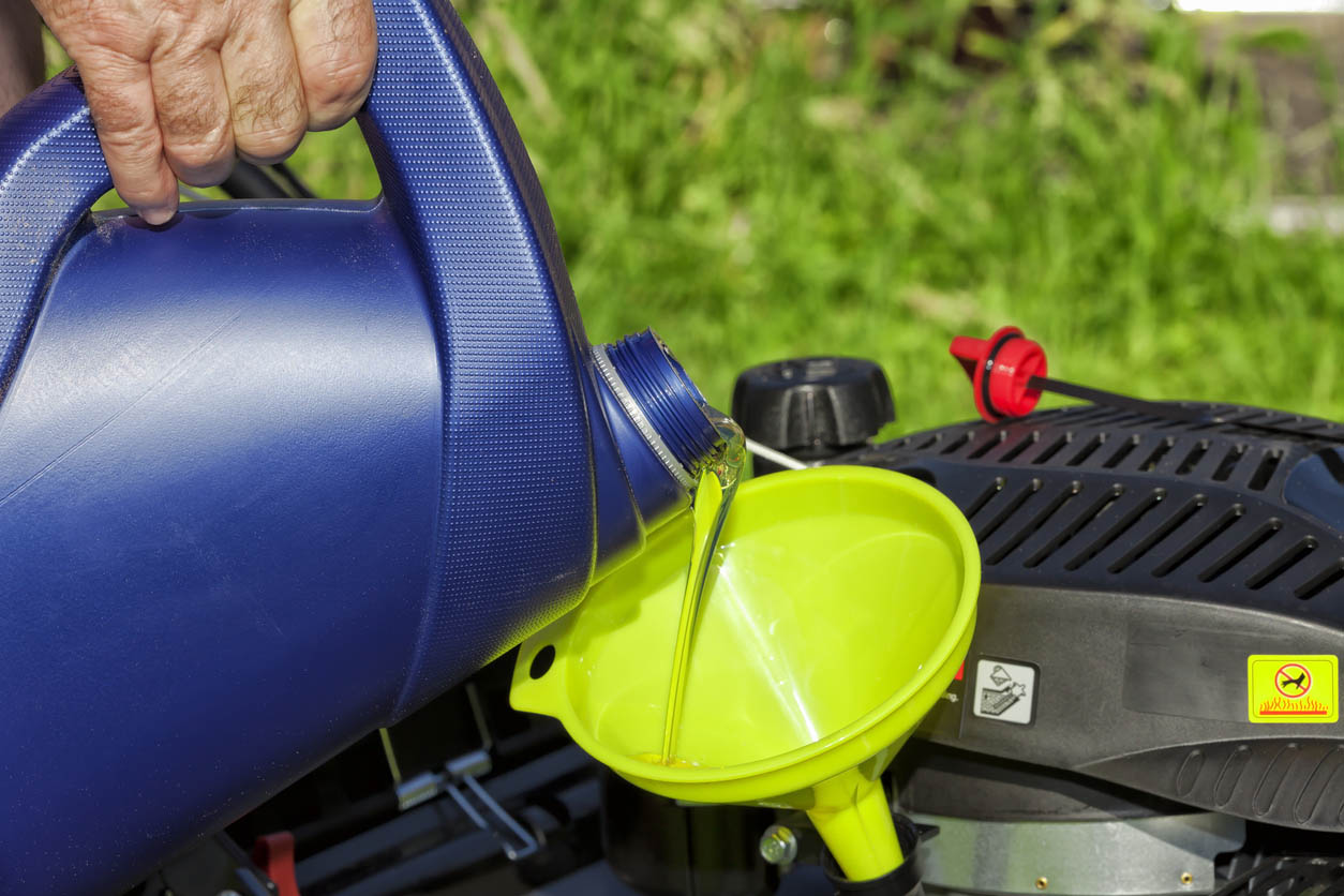 Huile pour tondeuse à gazon : comment choisir